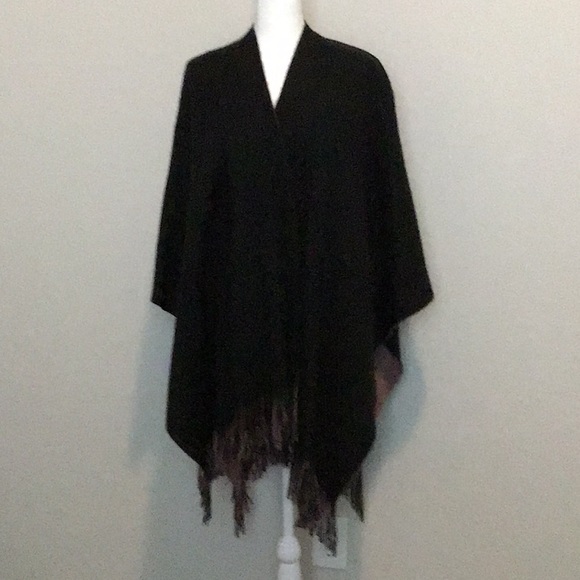 Vince Camuto ruana/wrap in softest black/deep dusty rose acrylic, One Size - Picture 2 of 10